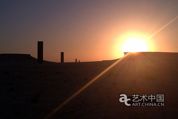  理查德•塞拉沙漠雕塑亮相卡塔尔自然保护区