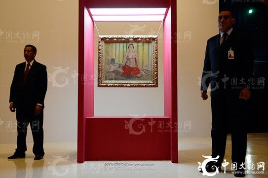 据悉，十多年前，这件当时市值高达约300万美元(约合人民币1857.6万元)的马蒂斯名作《穿红裤子的宫女》在加拉加斯当代美术馆中首次对外展出，引发了全球藏家和艺术爱好者的广泛关注。但不幸的是，该画作在1999年至2002年间被窃贼盗走并换上了一幅赝品。直至2003年，委内瑞拉有关部门才发现其原作已经被盗。图片来源：法新社/里奥·拉米雷斯。