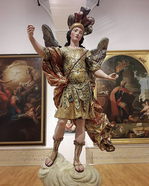 游客只顾自拍 葡萄牙一美术馆内米迦勒雕塑坠