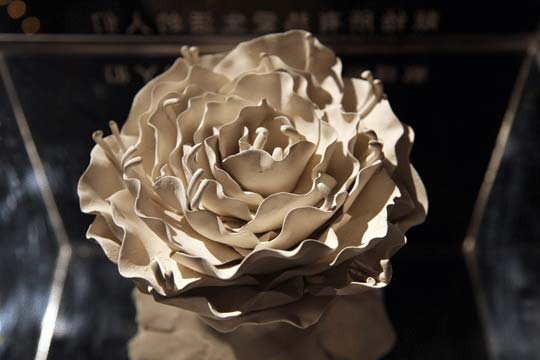 汶川大地震一周年祭:生命之花雕塑揭幕