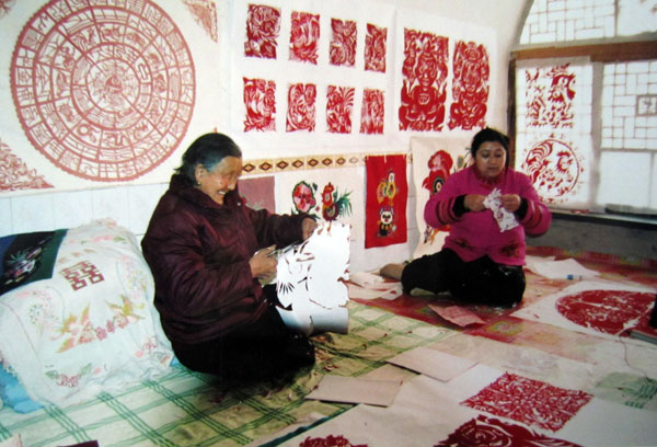 陕北(延川碾畔村)婆姨剪纸装饰住窑