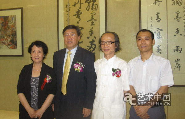 傅真忻(右二)与海峡友谊集团刘贤贤董事长夫妇及《中国书画艺术报》