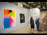 2011年第42届巴塞尔博览会现场·画廊负责人正在向藏家介绍作品