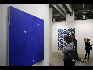 2011年第42届巴塞尔博览会现场·一名观众正在观看博览会上的绘画作品 摄影/许柏成 