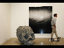 2011年第42届巴塞尔博览会现场·一名观众从作品前走过  摄影/许柏成 