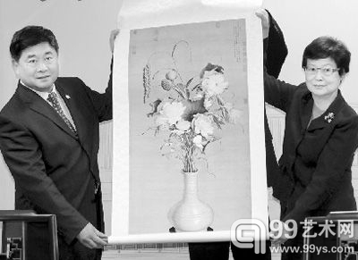 4月19日，故宫博物院院长单霁翔（左）赠送郎世宁的复制画给“台北故宫”院长冯明珠。