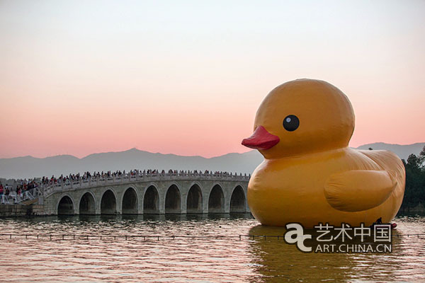 吸金大黄鸭离开北京游向台湾