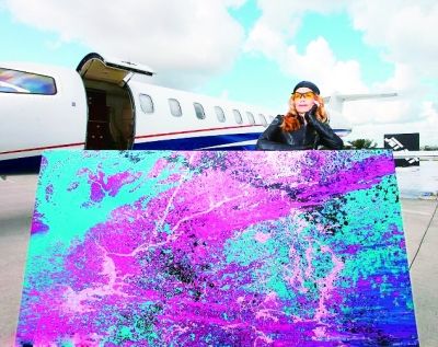女艺术家用飞机喷气绘出绝美画卷