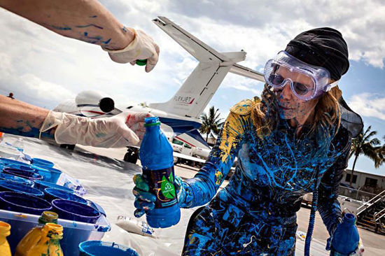 女艺术家用飞机喷气绘出绝美画卷