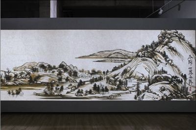從正面（左圖）看，徐冰的作品像一幅中國傳統山水畫，但是從背面（右圖）看，則是用乾枯植物、麻絲等現成物組成的。