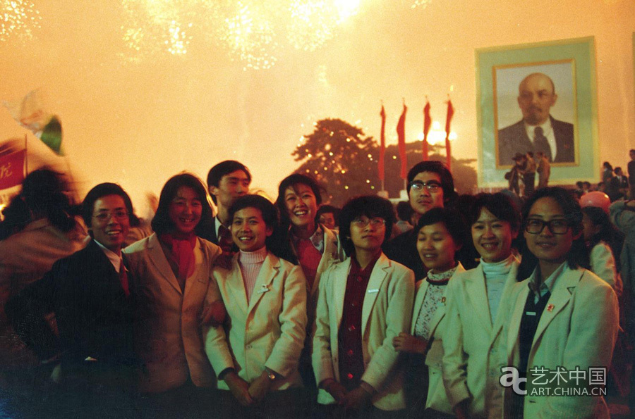 1984年国庆节，史论系83级同学在天安门广场跳集体舞.jpg