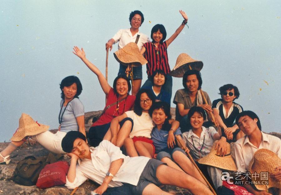 1985年7月，1983級本科生和領隊老師趙萌（前臥者）在泰山合影.jpg