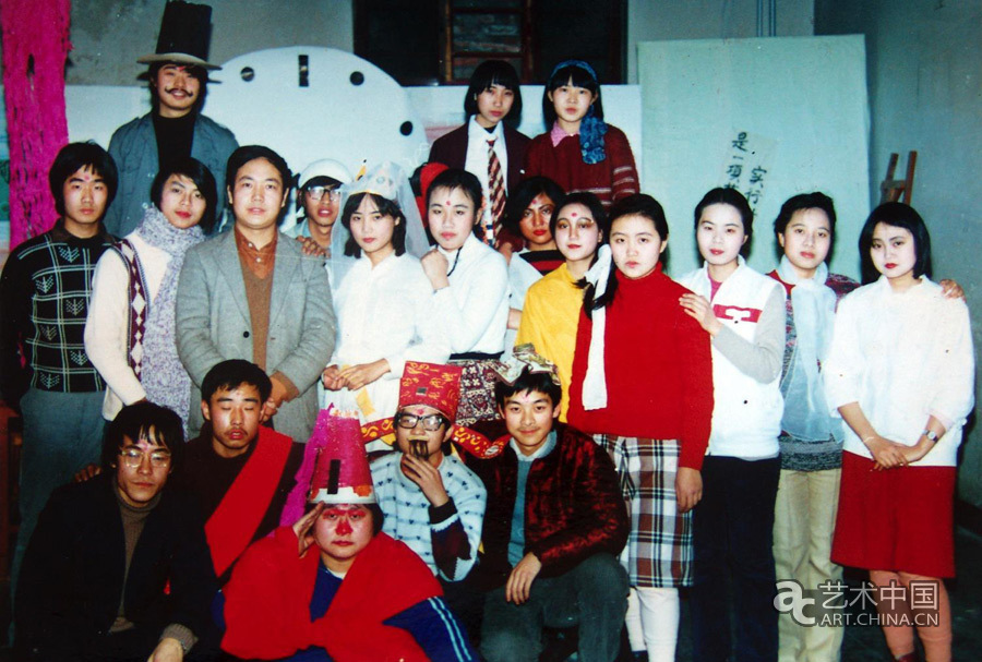 1985年12月，1985级本科生参加化妆舞会，与班主任张夫也合影.jpg