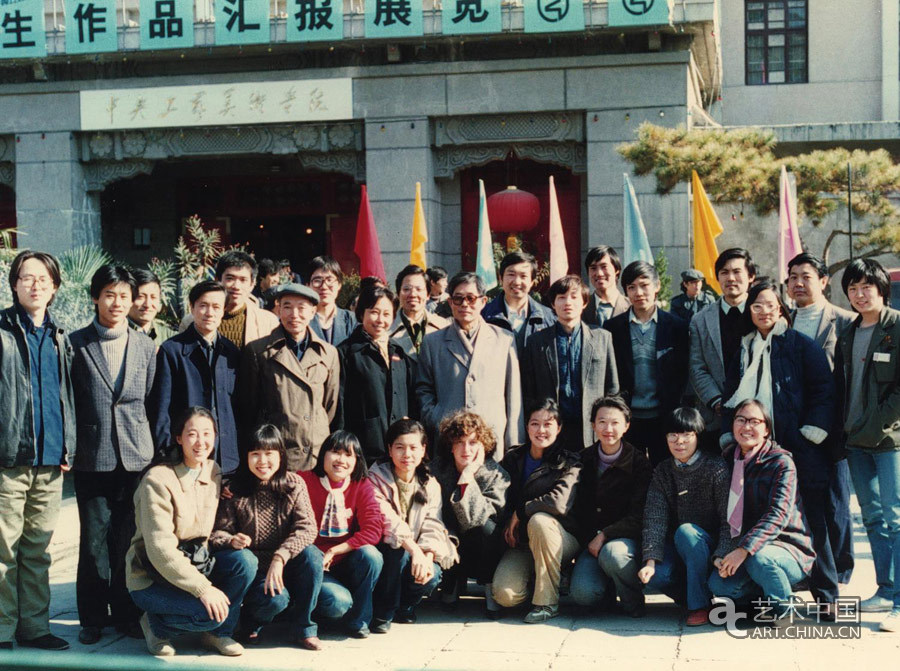 1986年11月，校庆时史论系师生在校门前合影.jpg