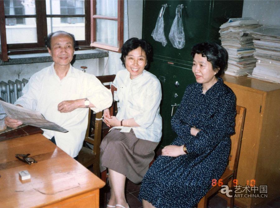 1986年，尚爱松（左）、奚静之（中）、周燕丽（右）在史论系办公室.jpg