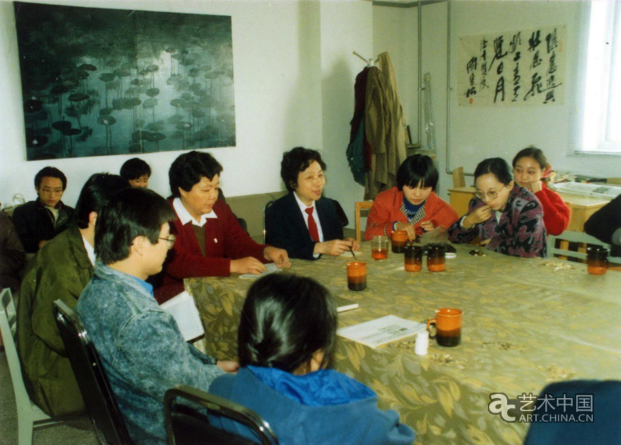 1987年，奚静之（右四）主持工艺美术史论系教学讨论会.jpg