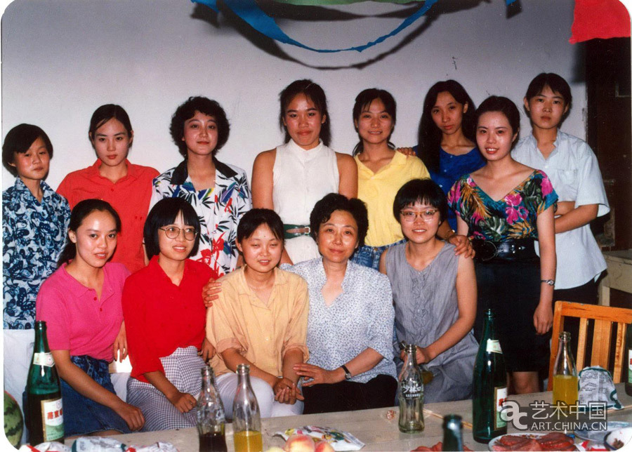 1989年7月，奚静之（前排右二）与史论系第二届毕业生（女同学）合影