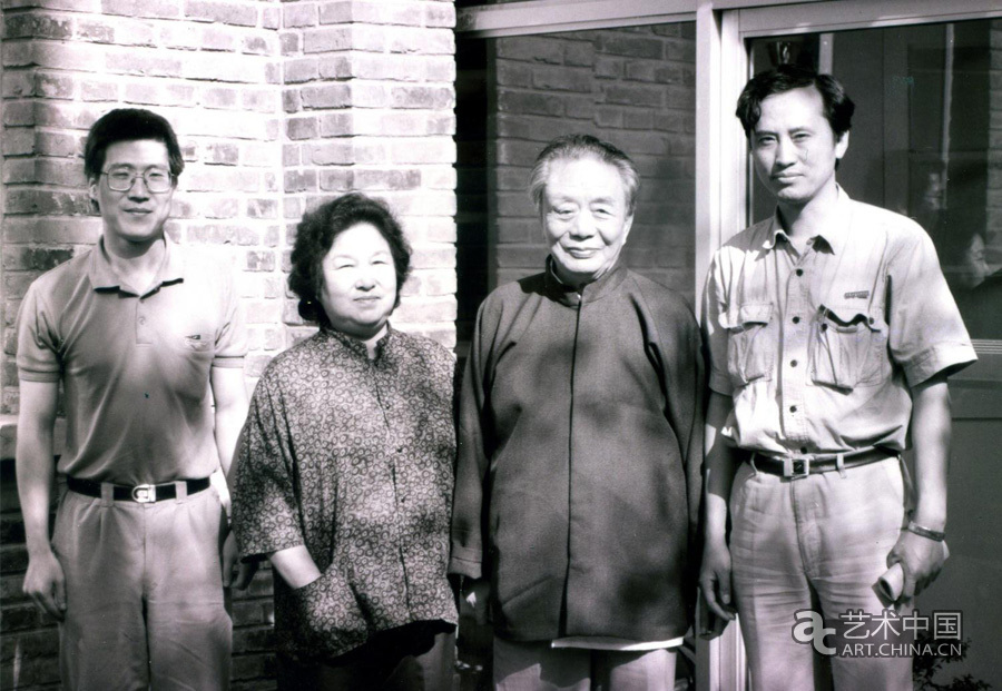 1991年，为拍摄雷圭元专题片《永远做中华图案的“教书匠”》卢新华（右一）、杭间（左一）采访艾青夫妇时的合影。