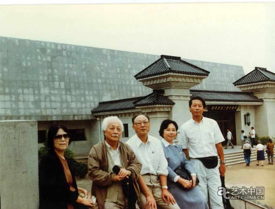 1991年9月，奚静之（右二）、邵大箴（右三）与张仃（左二）及其夫人理召（左一）、刘秉江