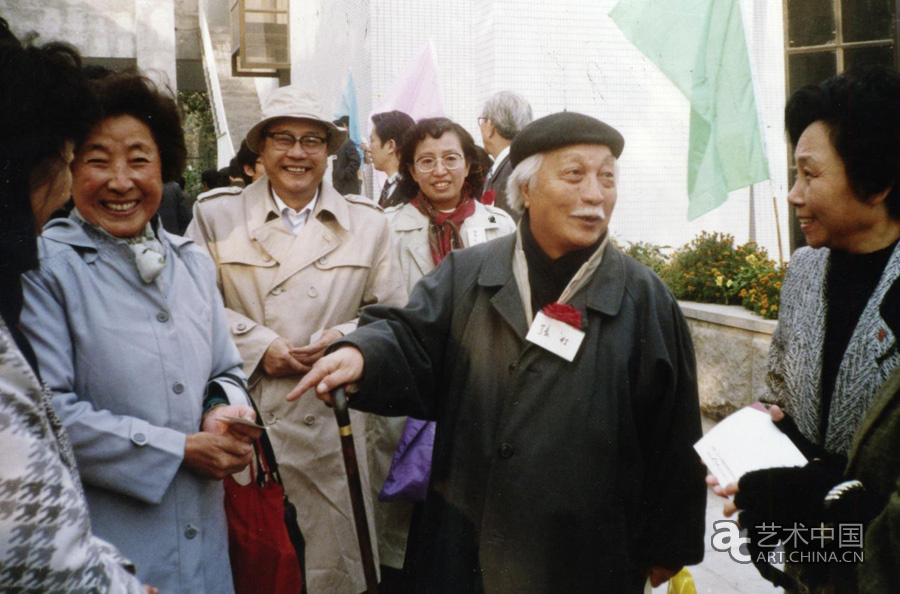 1991年11月1日，35周年院庆时老院长张仃（右二）、史论系主任奚静之（右一）与校友亲切交谈