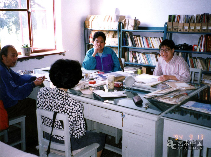 1994年9月13日，《装饰》编辑部讨论情景，左起：何燕明、刘丽、孙建君、杭间