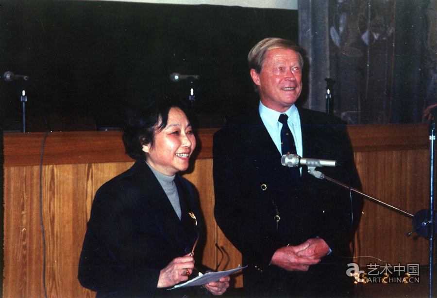 1996年，俄罗斯驻华大使罗高寿代表俄罗斯艺术院给奚静之颁奖