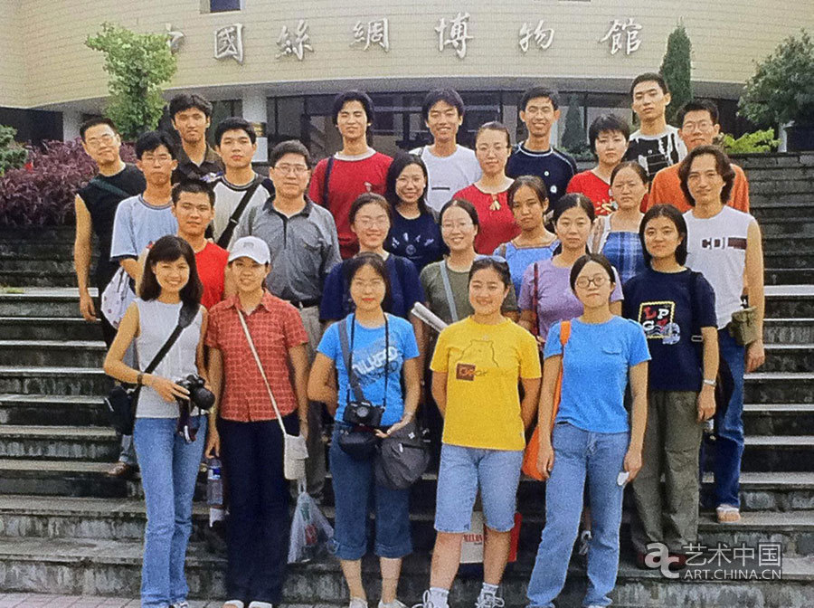 2001年，杭间老师带本系97、98、99级同学作暑期专业考察，在杭州中国丝绸博物馆留影