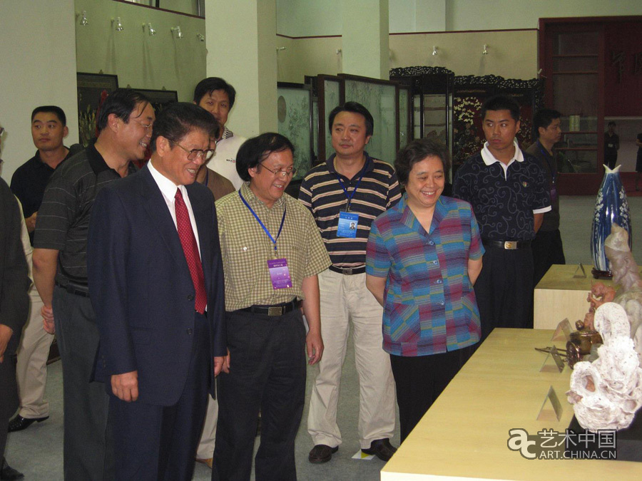 2006年8月，李砚祖在国家博物馆陪同李铁映副委员长参观第五届中国工艺美术大师作品展