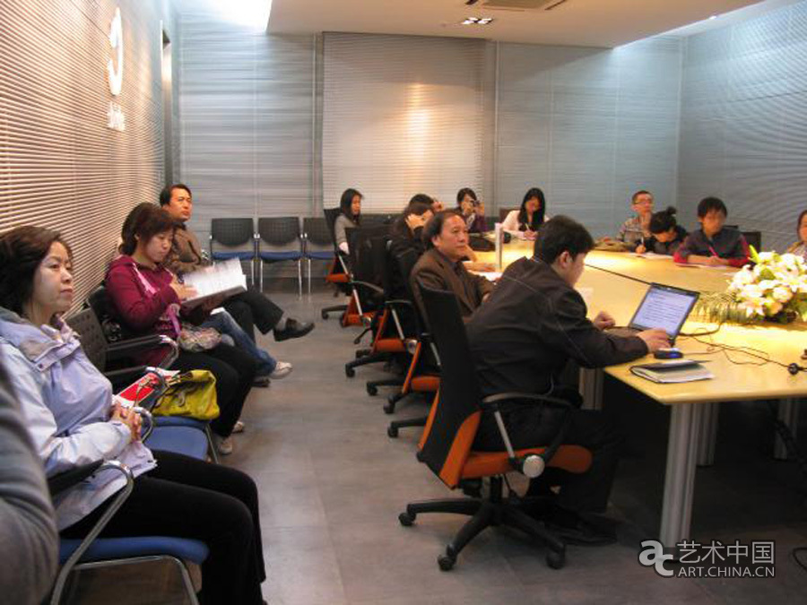 2009年，李砚祖在设计批评课上带学生到北京工业设计促进中心调研
