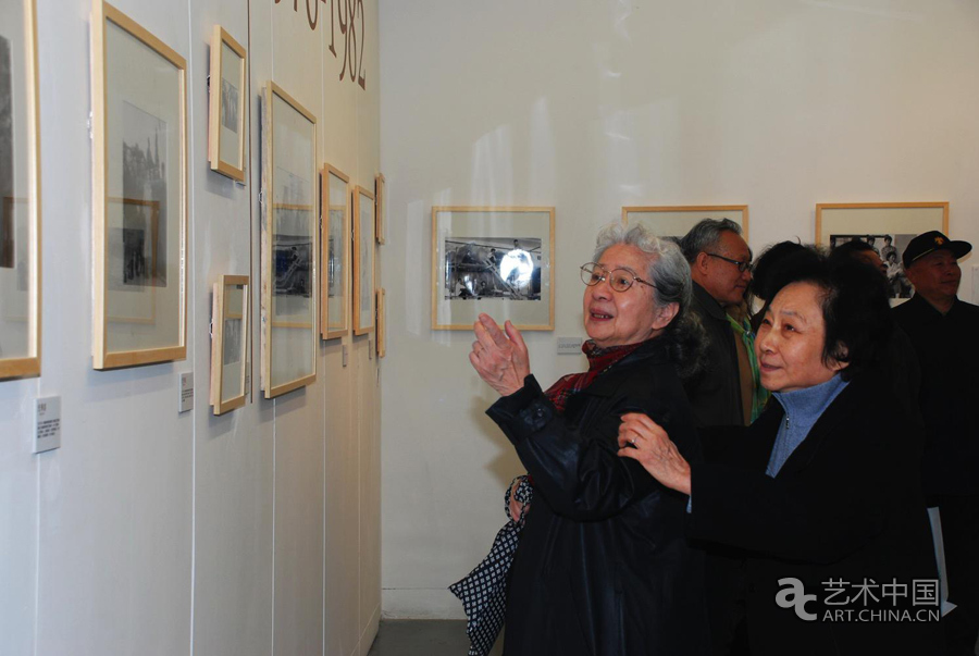 2010年11月，常沙娜先生（左）、奚静之先生（右）参观”光华路：中央工艺美术学院‘老照片’展（1956-1999）“，杭间策划