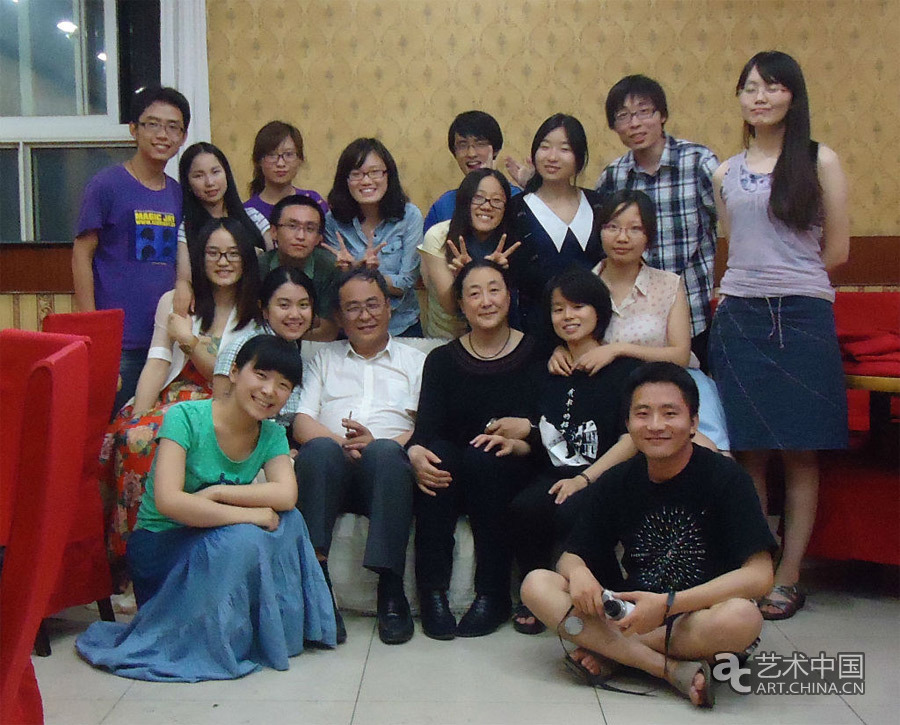 2012年7月，史論係2012屆本科畢業生謝師宴後與尚剛老師、楊陽老師合影