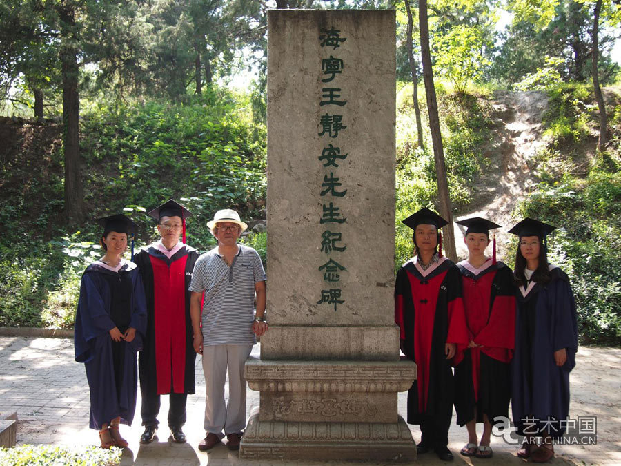 2013年，岛子教授和硕、博士毕业生在王国维纪念碑前留念 左起为吴艳丽、段君、岛子、郝青松、董丽慧、杨超越