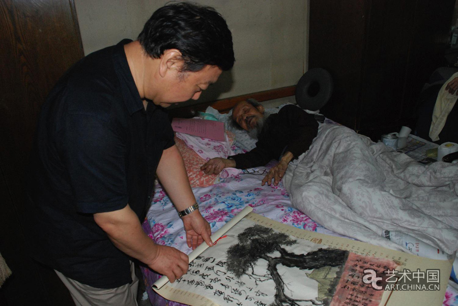 2013年，张夫也、陈岸瑛探望病中的叶喆民先生，叶先生嘱托在系庆大会上展示其书画创作