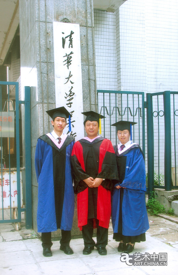 200507张老师与硕士毕业生合影