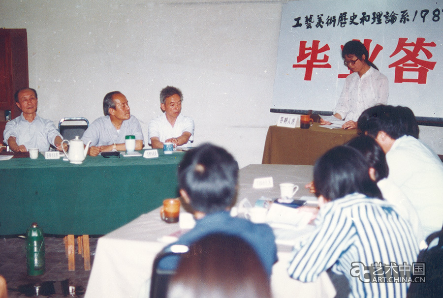 1987年7月，史论系本科毕业答辩场景，左起：尚爱松、叶喆民、田自秉