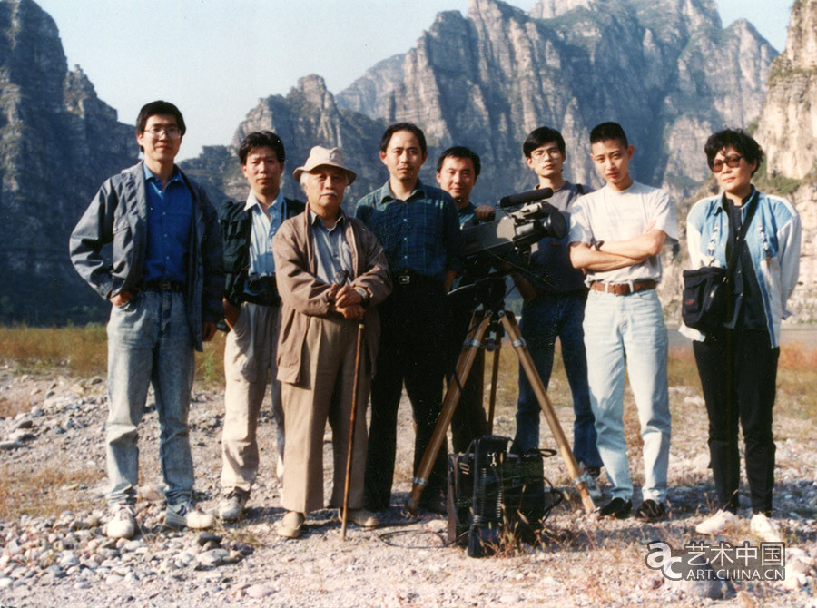 1991年，学院在北京十渡拍摄专题片《他从山中来——张仃的艺术道路》，前排：张仃，后排左起：杭间、冯世光、许跃龙、赵明、曾辉、关毅、于扬
