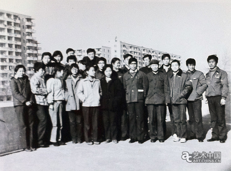 1983年冬83班全体师生在教室外三层露台合影。.JPG