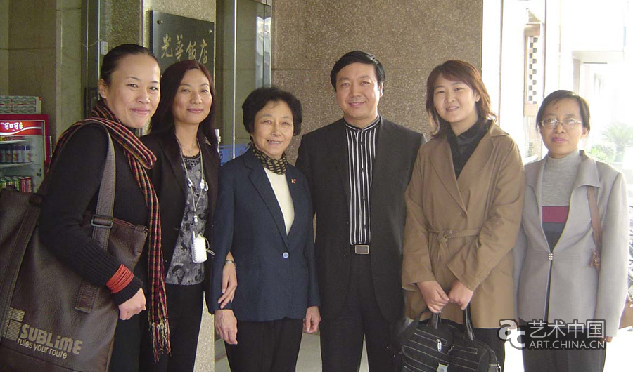 1996年85班部分女同学和奚静之老师、张夫也老师合影.jpg