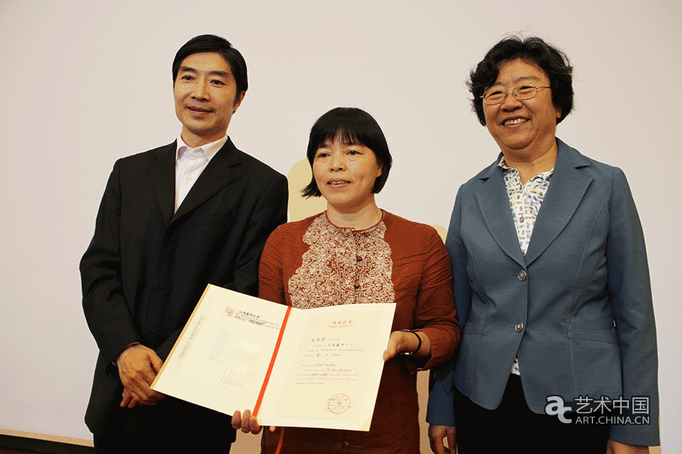 7南通市副市长朱晋（左）与清华大学党委副书记韩景阳（右）为梁雪芳（中）颁发金奖-