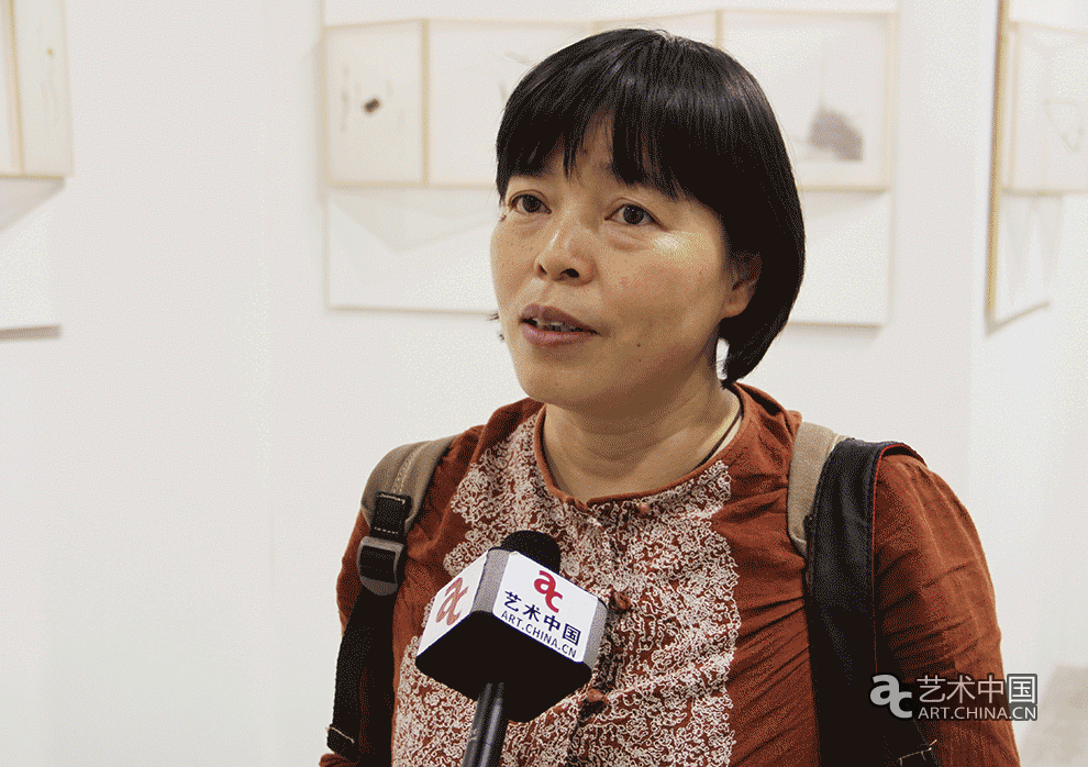 14金奖得主梁雪芳在展览现场接受艺术中国记者的采访