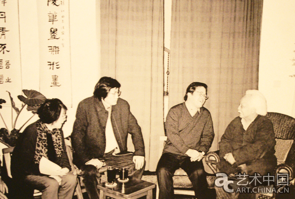 2004年时任中国美术馆馆长冯远与副馆长马书林看望张仃及夫人灰娃