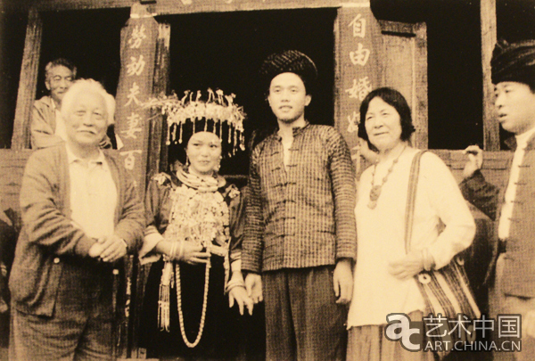 1985年與夫人灰娃在湘西鳳凰山江苗寨與苗族新婚夫婦合影