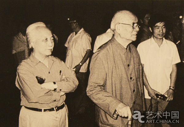 1987年在北京中國畫研究院舉辦個人畫展，陪同李可染參觀
