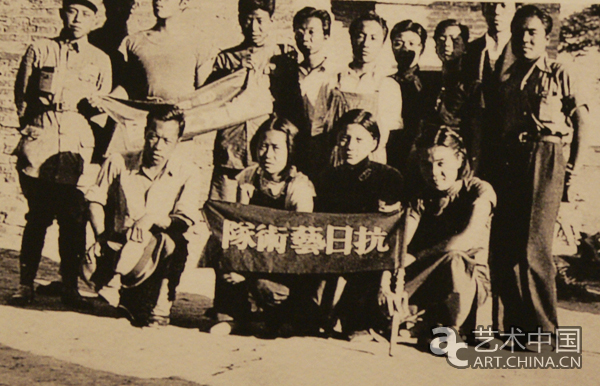 1938年抗日艺术队出发前合影于西安，后排左五为张仃