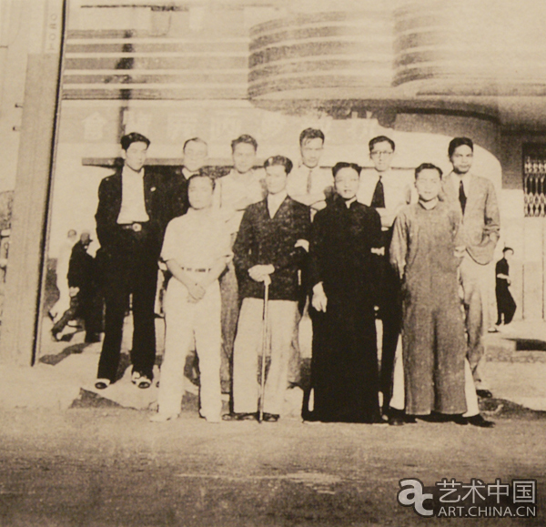 1937年在南京举办“抗敌爱国展览会”前排左一为张仃