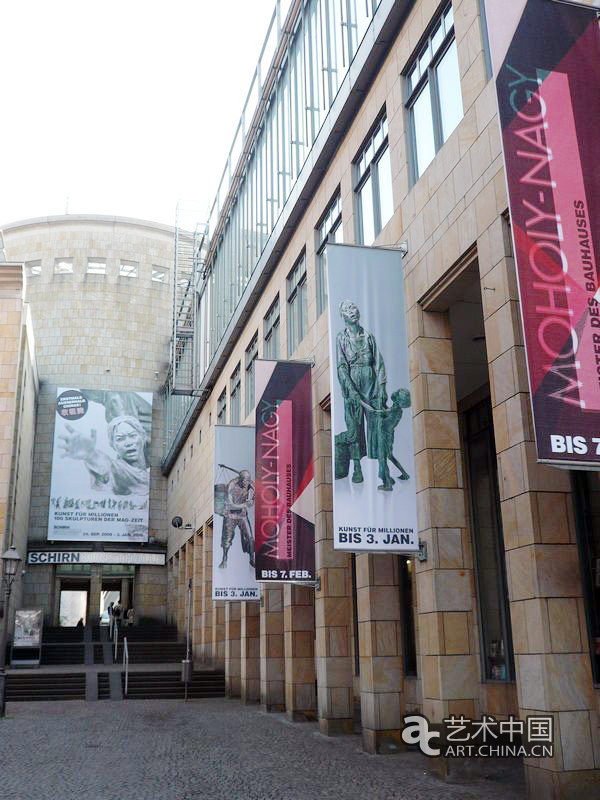 法兰克福中心美术馆正门的展览海报_历史图片