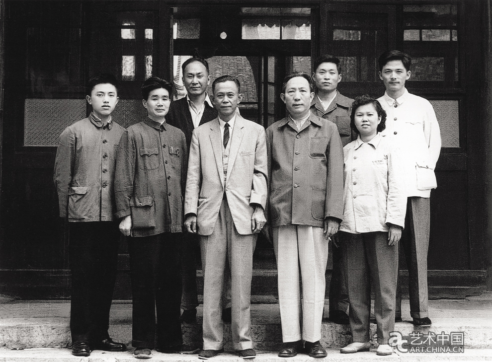 傅抱石接待印尼画家李曼峰_历史影像