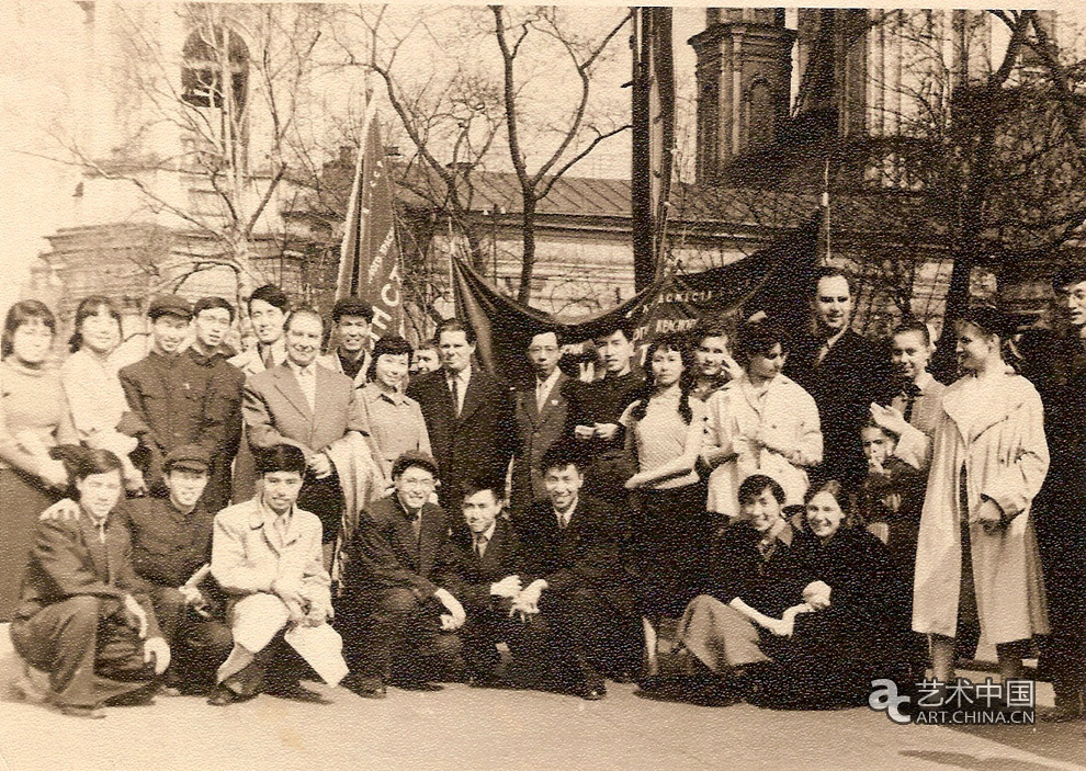 1959年5月--中国留学生与列宾美术学院校长奥