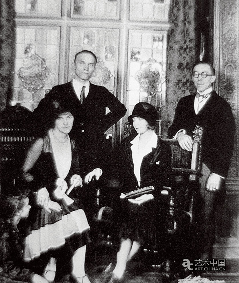1923年，菲钦妻子和女儿在纽约，左后菲钦