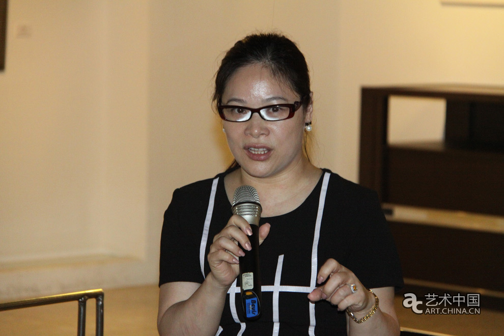 展览策展人黄炫梓在台北研讨会上发言